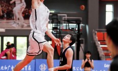 半岛体育地址-抢眼表现！篮球赛场球员扣篮精彩