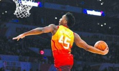 半岛体育注册-爵士队前锋阻击对手进攻证明防守实力