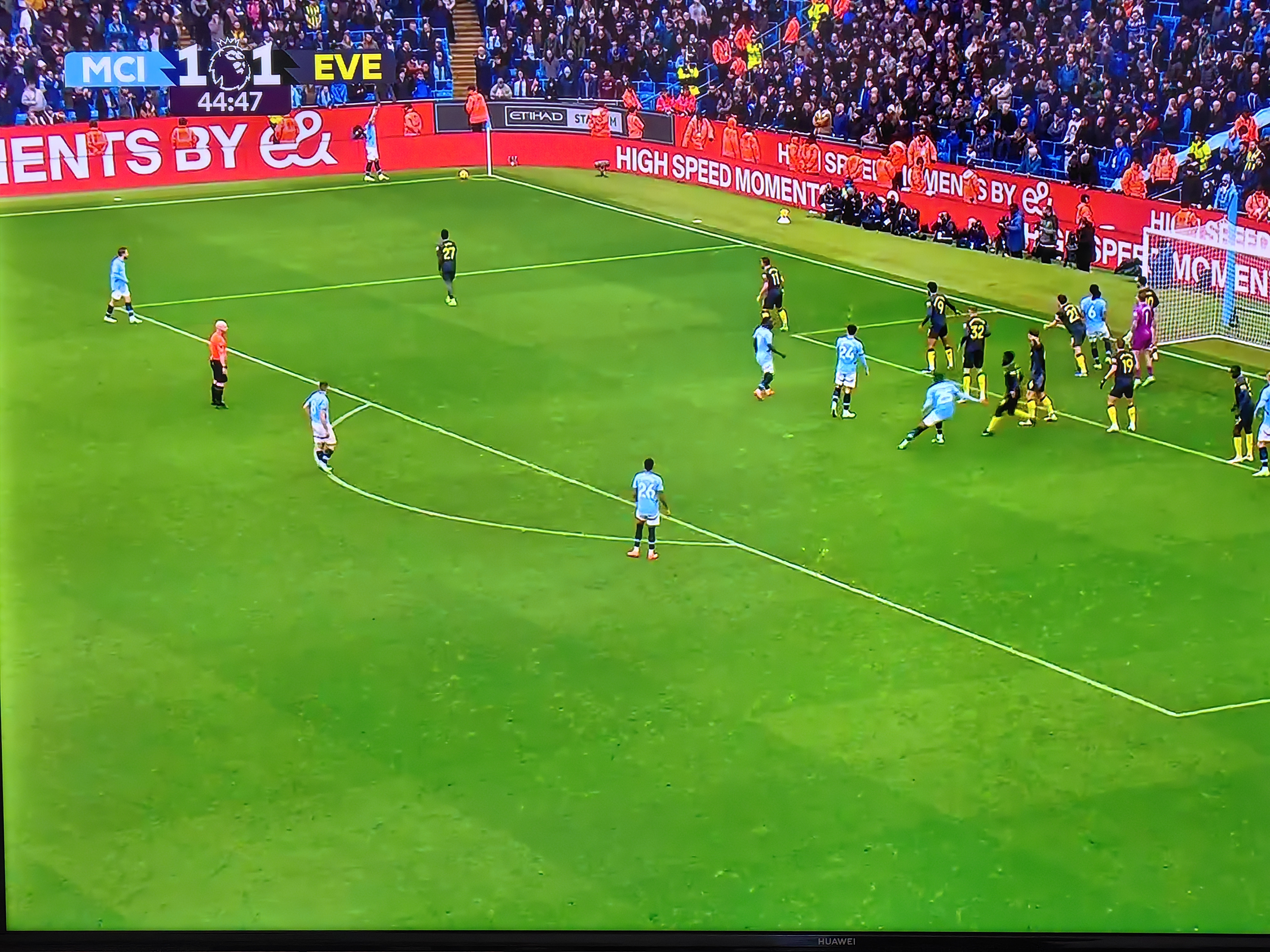 防守不力，曼城意外在主场闷平