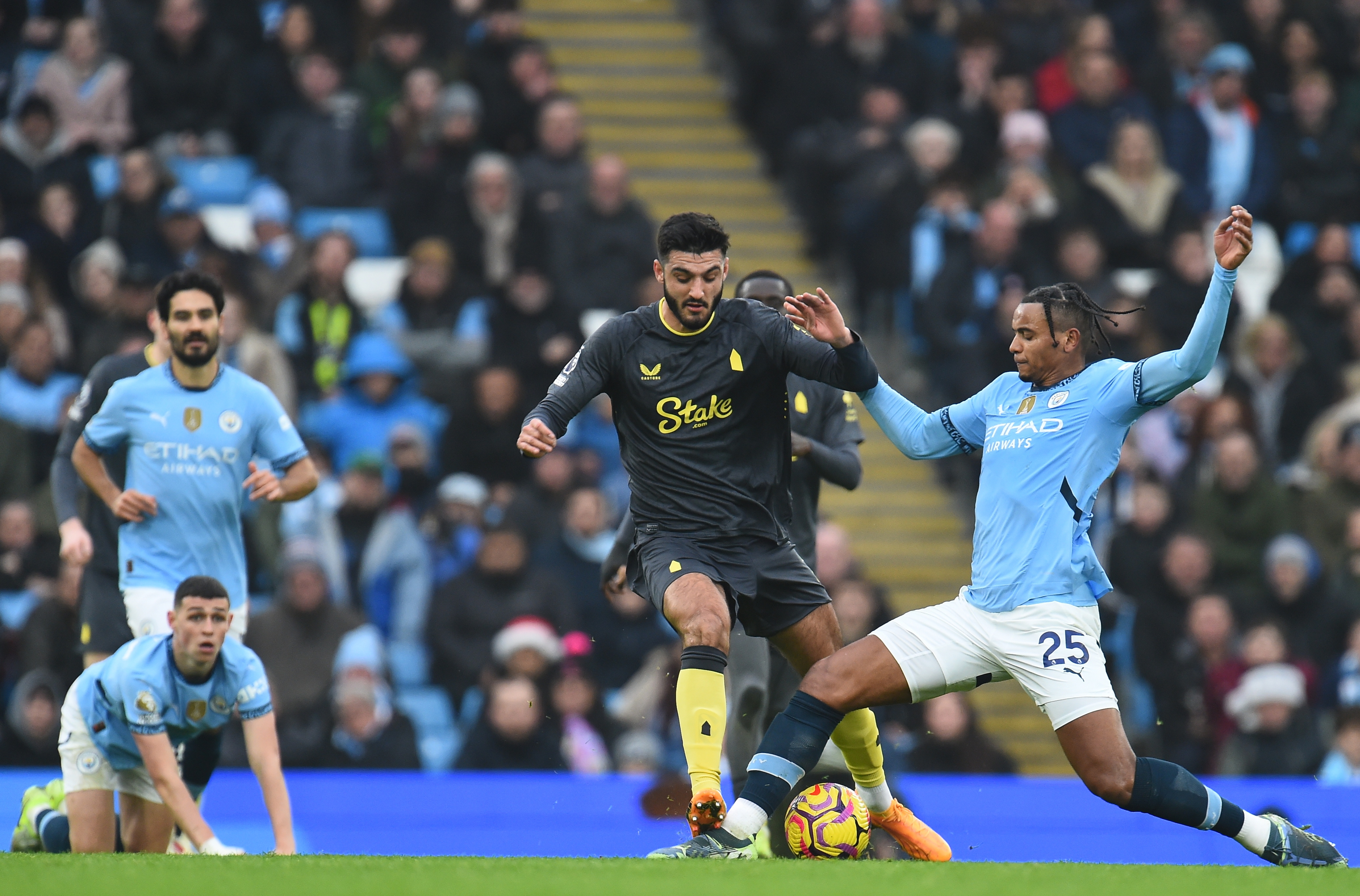 防守不力，曼城意外在主场闷平