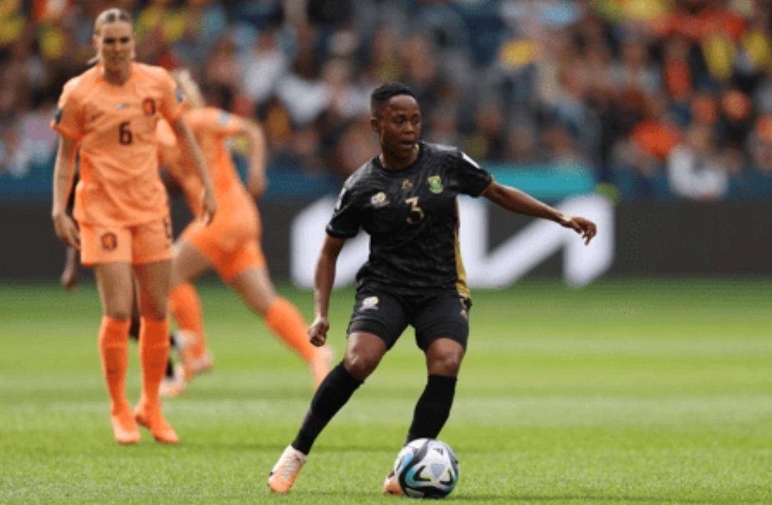 荷兰女足队员在比赛中破门得分