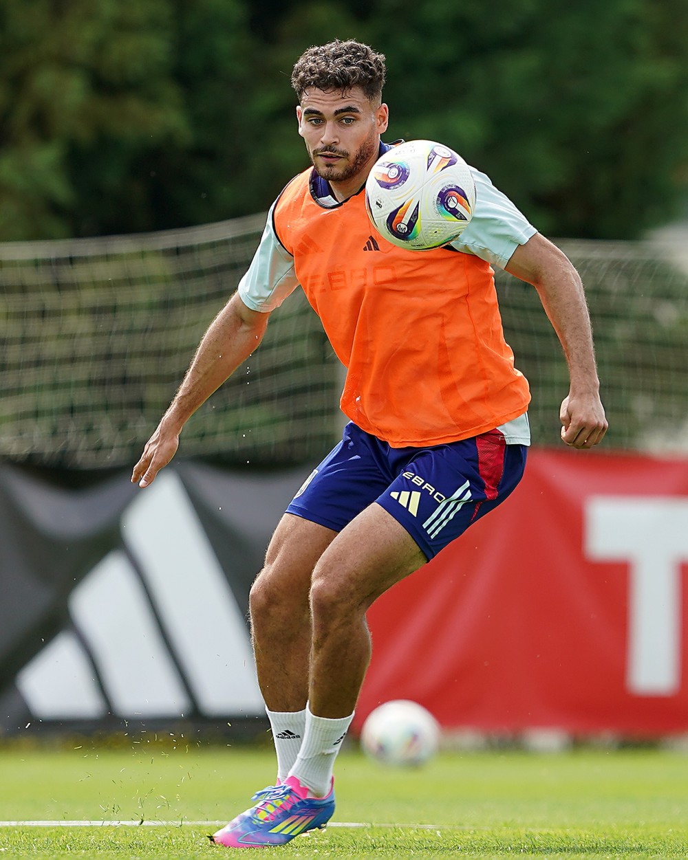 西班牙队员因伤离场，比赛状况受影响的简单介绍