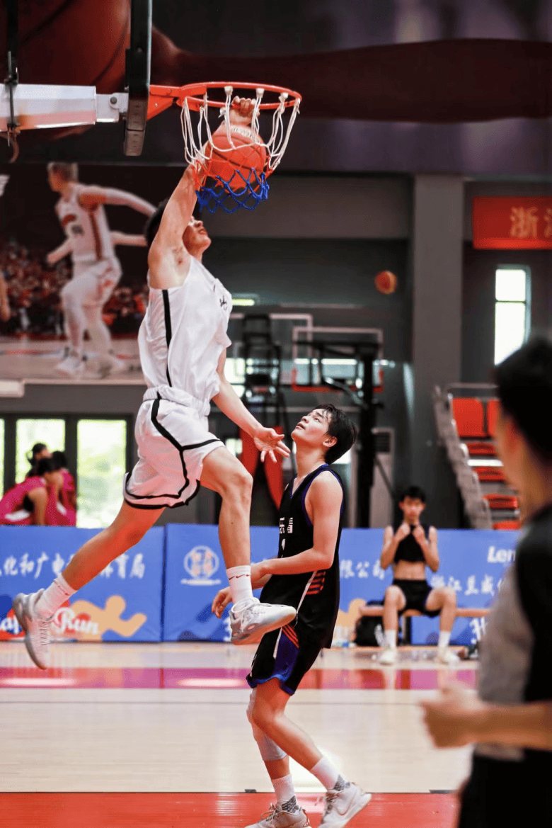 抢眼表现!篮球赛场球员扣篮精彩 抢眼表现!篮球赛场球员扣篮精彩