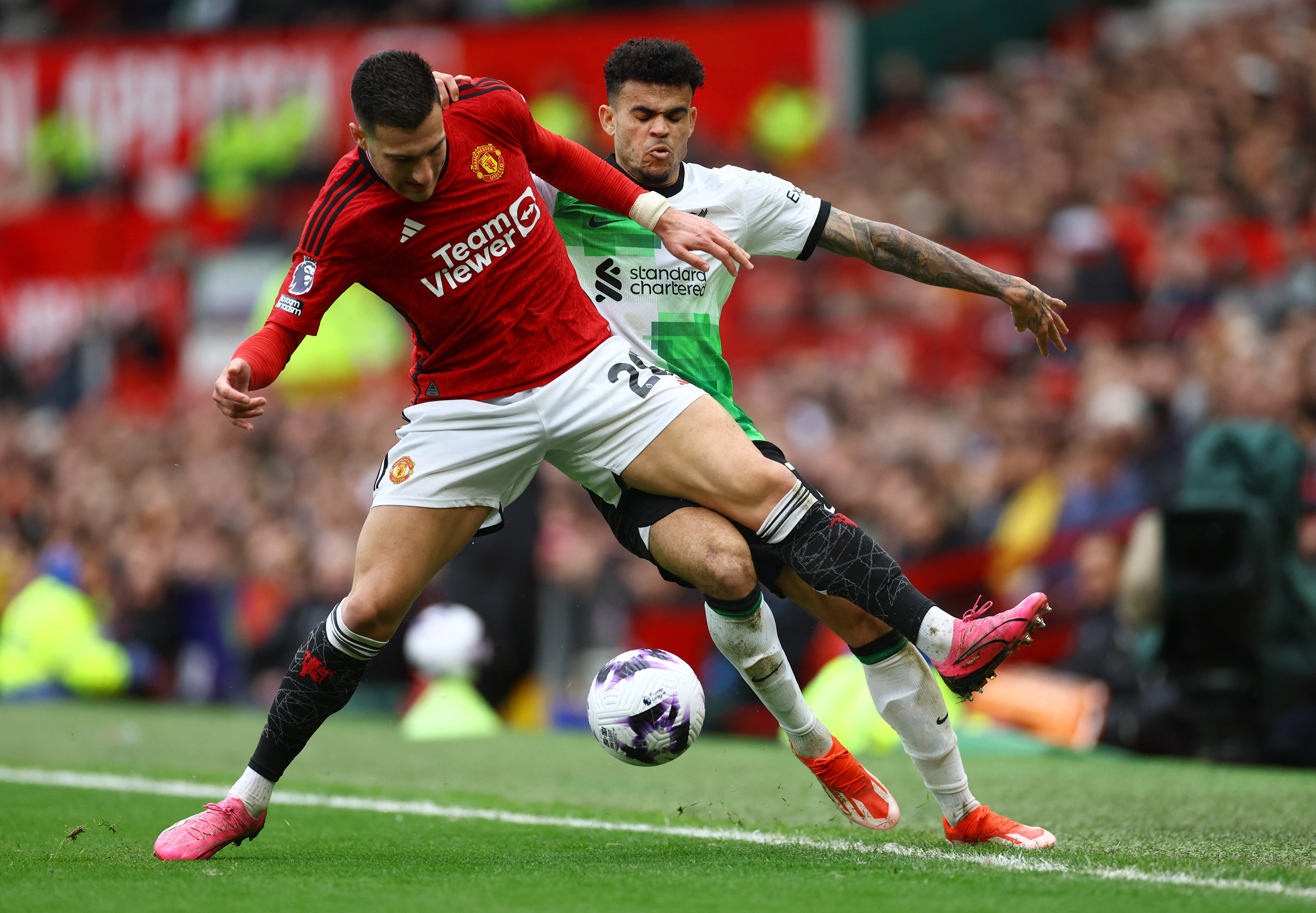 曼联主场战胜对手，赢得英超积分榜前进