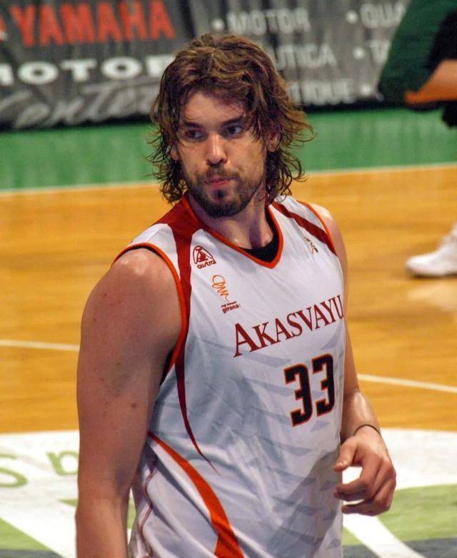 灰熊队球员连发进攻,全力保持领先 灰熊队球员连发进攻,全力保持领先