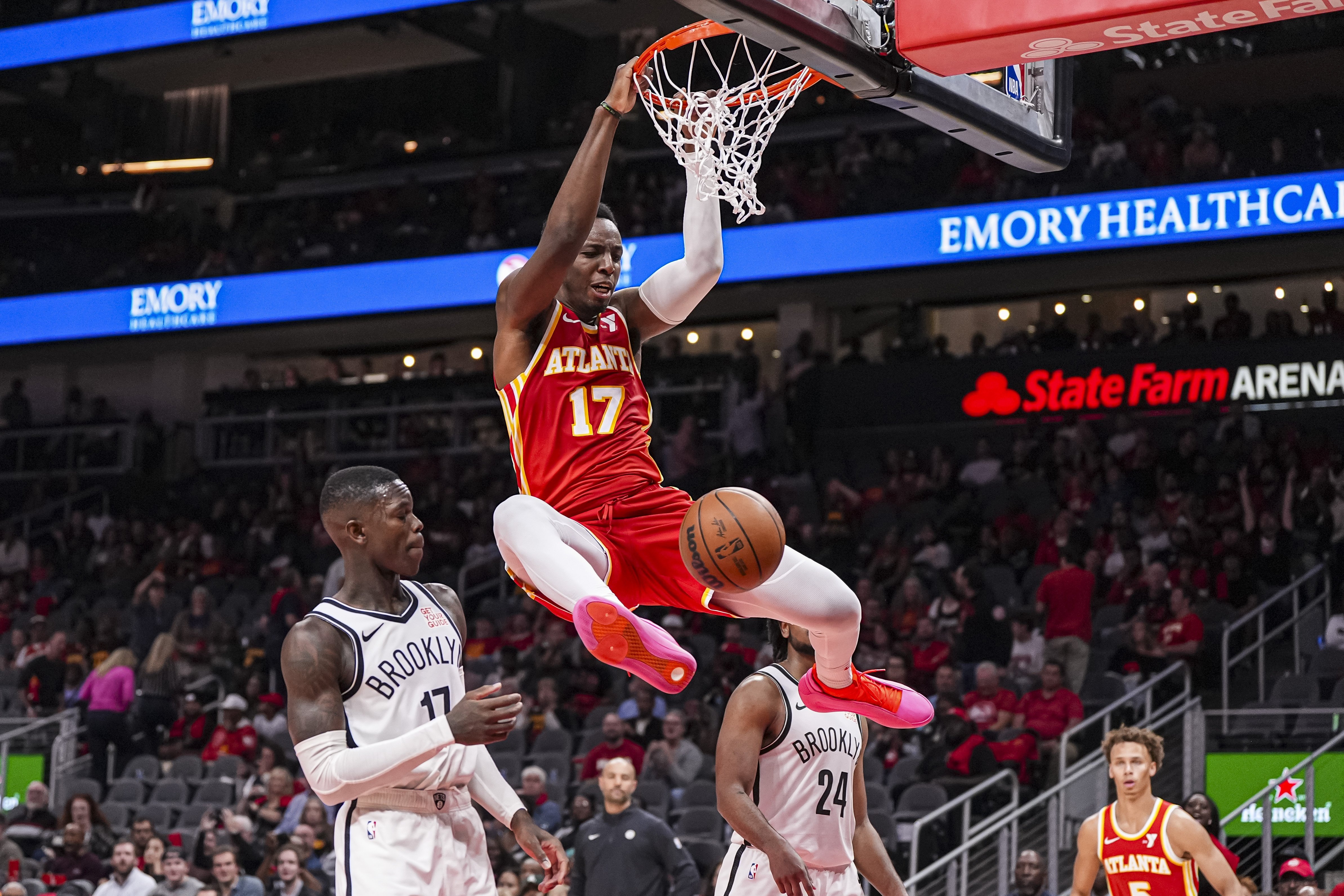 老鹰队实力出众，成功晋级季后赛赛场