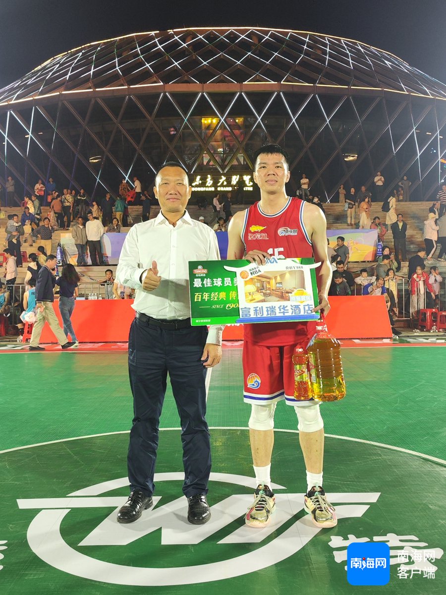 球员精准投篮命中,全场观众陷入疯狂欢呼 球员精准投篮命中,全场观众陷入疯狂欢呼