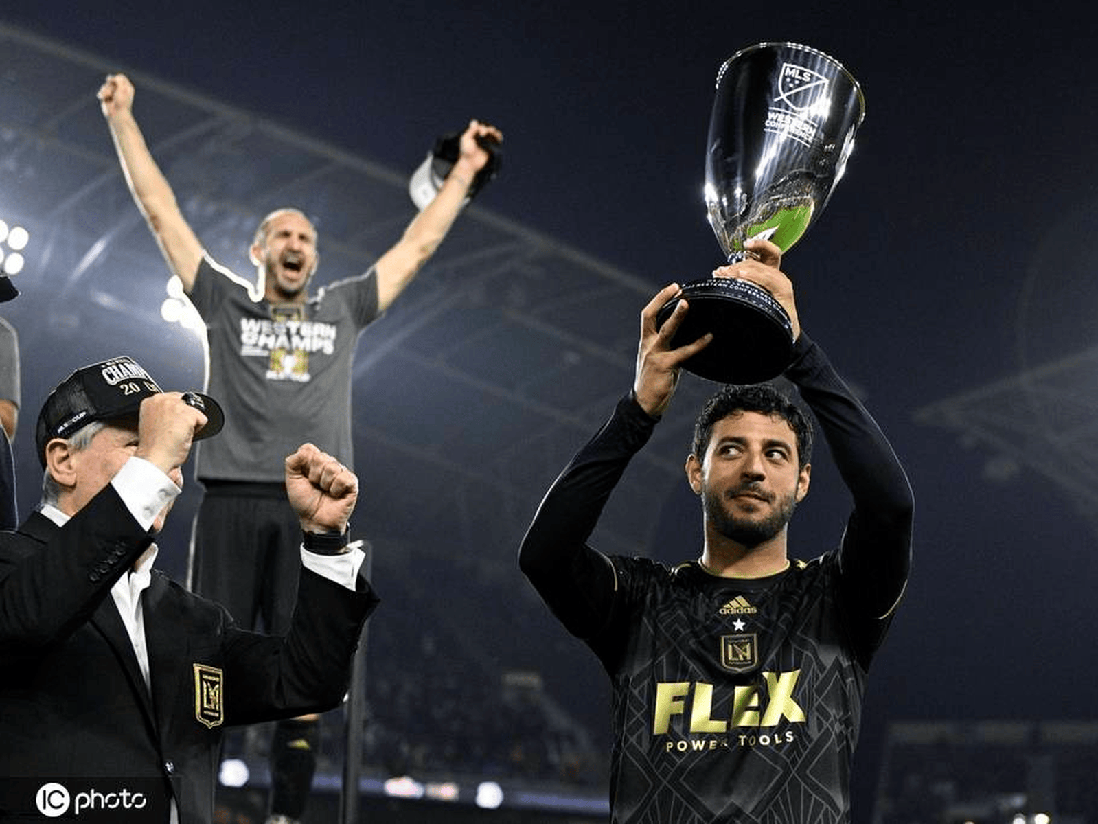 包含墨西哥球员加盟国外俱乐部迎来新挑战的词条