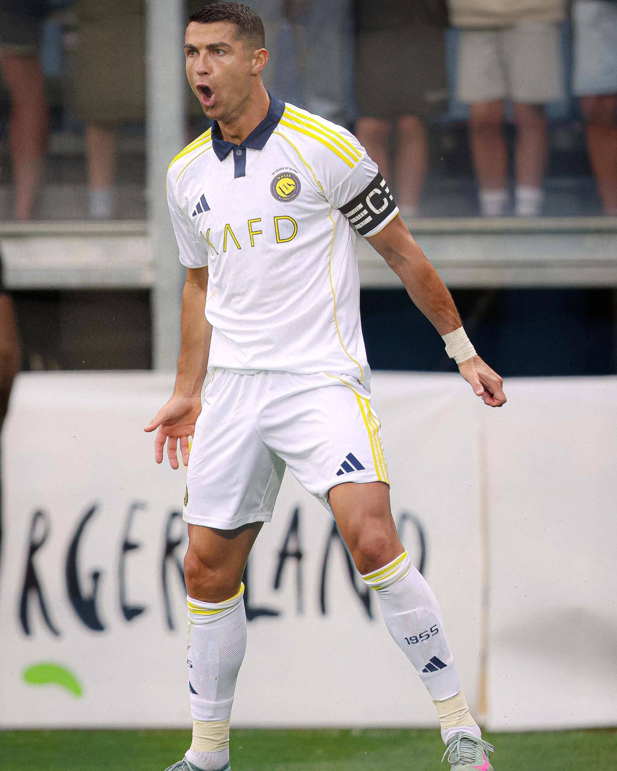 关于C罗发文告别利雅得胜利引关注，球迷情绪激动不已的信息