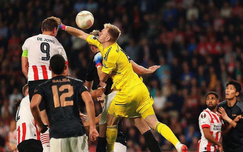 逐鹿赛场，激烈对决吸引无数球迷关注