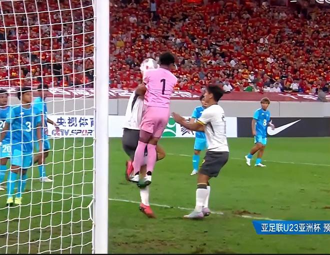 亚洲足球赛场上发生轮番交锋的激动一幕 亚洲足球赛场上发生轮番交锋的激动一幕