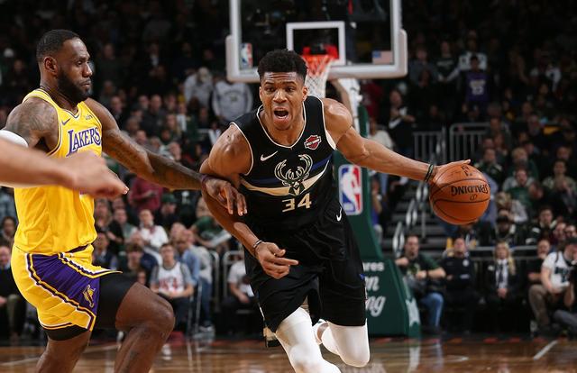 雄鹿险胜尼克斯，保持不败