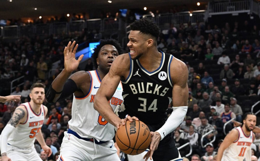 雄鹿险胜尼克斯，保持不败