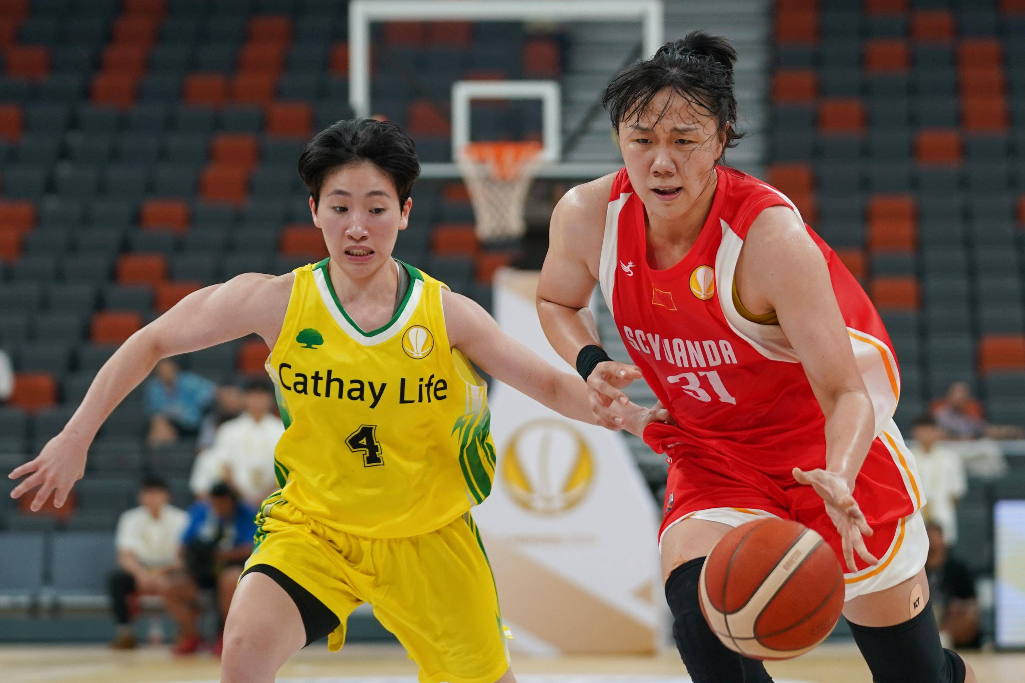 体育竞技中，女子球队斗志昂扬