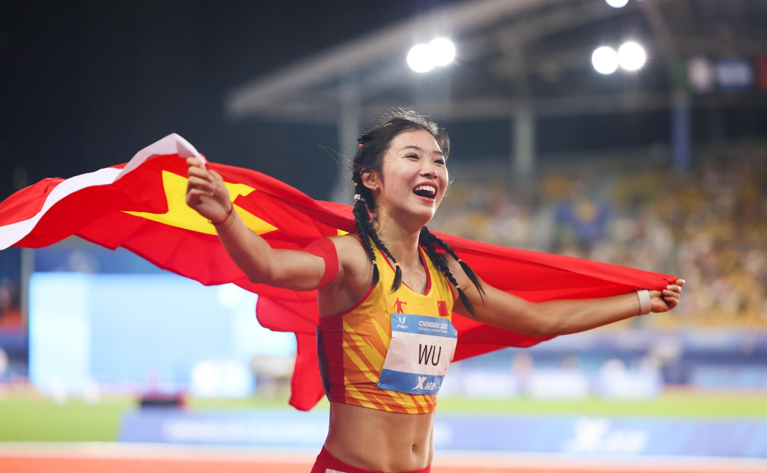 体育竞技中，女子球队斗志昂扬