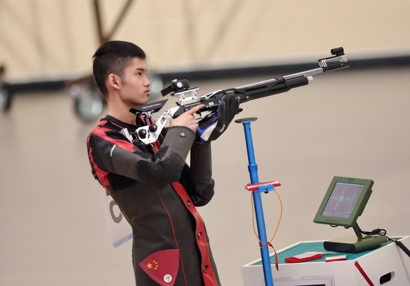 运动员在比赛中展现出非凡技巧和实力 运动员在比赛中展现出非凡技巧和实力