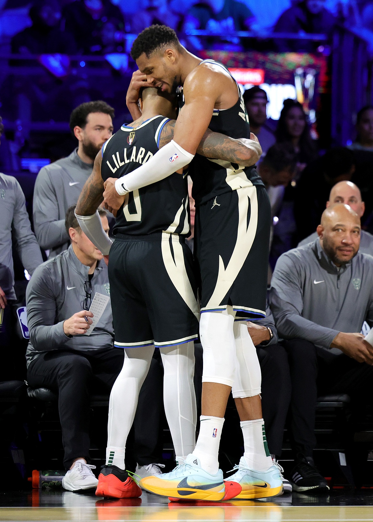 包含快船客场大胜，雄鹿队无力抵御的词条