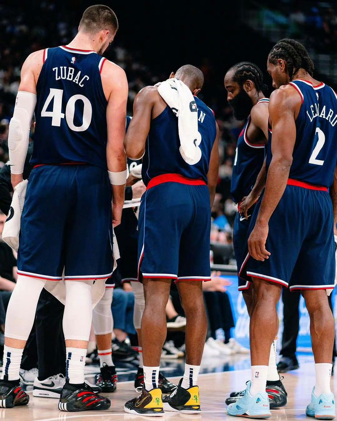 包含快船客场大胜，雄鹿队无力抵御的词条